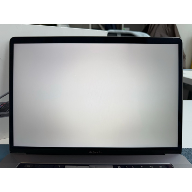 MacBook Pro 15 2018 16Гб/256Гб Серый космос Б/У